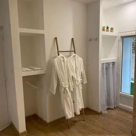 Superbe Avec Jacuzzi Patio Et Sauna דירה